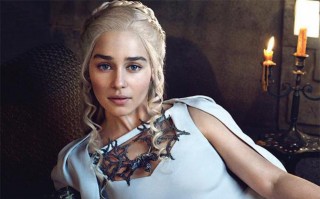 Emilia Clark, attrice tra i protagonisti di Game of Thrones, figura anche al secondo posto delle attrici più amate secondo ImDb. fonte foto: thetattoohut.com