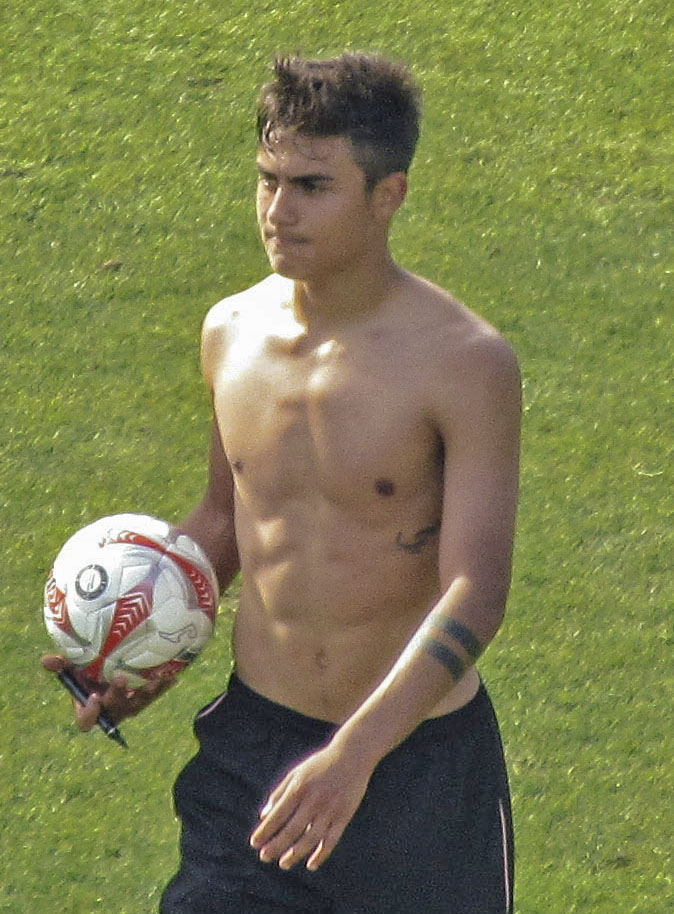 Paulo Dybala, fonte Di Photo by Alessandra De Luca from ItaliaCropped and retouched by Danyele - IMG_1586 (original photo), CC BY 2.0, https://commons.wikimedia.org/w/index.php?curid=47013405