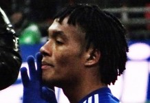 Cuadrado, fonte By @cfcunofficial (Chelsea Debs) London - Chelsea 2 Spurs 0 Capital One Cup winners 2015, CC BY-SA 2.0, https://commons.wikimedia.org/w/index.php?curid=38685037