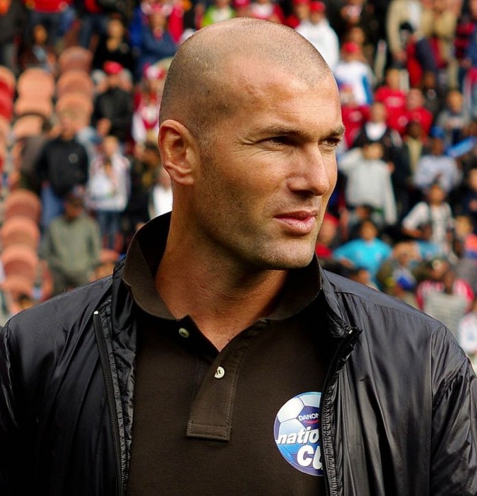 Zinedine Zidane, fonte By Raphaël Labbé - Zinedine Zidane, CC BY-SA 2.0, https://commons.wikimedia.org/w/index.php?curid=4751634