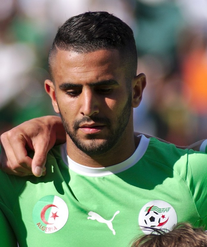 Riyad Mahrez, fonte By Clément Bucco-Lechat - Own work, CC BY-SA 3.0, https://commons.wikimedia.org/w/index.php?curid=60651301