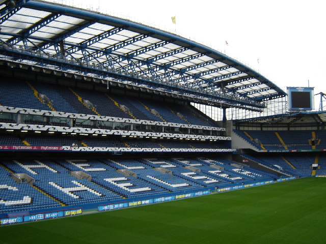 Stamford Bridge, stadio del Chelsea, fonte By James Bentall, CC BY-SA 2.0, https://commons.wikimedia.org/w/index.php?curid=2914295