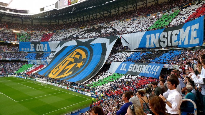Inter, Curva Nord stadio San Siro, fonte By Johnny Vulkan from New York, East Village, USA - Forza Inter!, CC BY 2.0, https://commons.wikimedia.org/w/index.php?curid=10510868