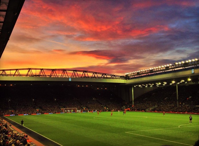 Anfield Road, Liverpool, fonte By Ruaraidh Gillies - Reds Sky At Night, CC BY-SA 2.0, https://commons.wikimedia.org/w/index.php?curid=34372585