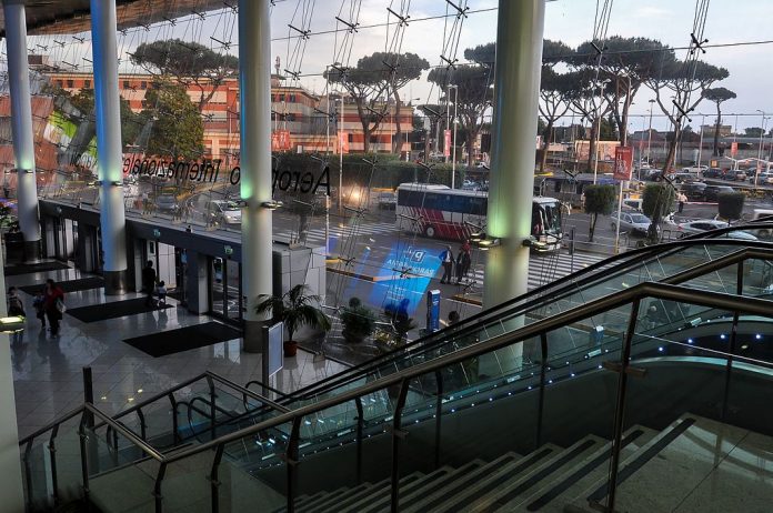Aeroporto Capodichino, Napoli, fonte Di Alpha 350 from Hungary - Naples Airport, Italy, CC BY 2.0, https://commons.wikimedia.org/w/index.php?curid=54399780
