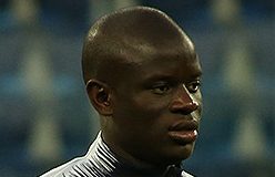 N'Golo Kanté, fonte By Кирилл Венедиктов - https://www.soccer.ru/galery/1042075/photo/718659, CC BY-SA 3.0, https://commons.wikimedia.org/w/index.php?curid=71195273