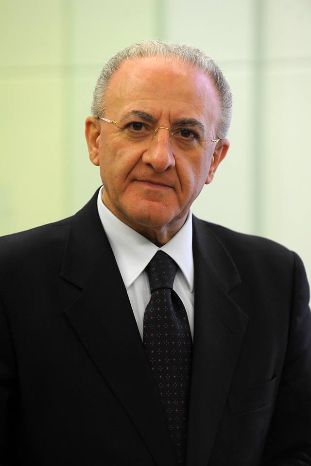 Vincenzo De Luca, presidente Regione Campania, fonte Di Jack45 - https://commons.wikimedia.org/wiki/File:Vincenzo_De_Luca_2015.jpg, CC BY 3.0, https://commons.wikimedia.org/w/index.php?curid=53452665