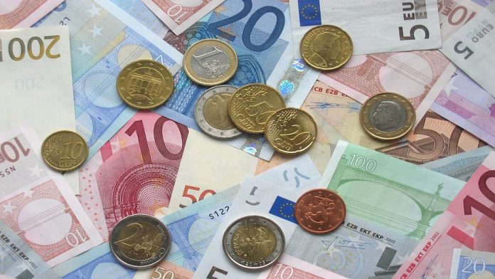 Euro, banconote e monete, fonte Pixabay