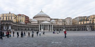 Piazza del Plebiscito, Napoli, fonteDi Sergey Ashmarin, CC BY-SA 3.0, https://commons.wikimedia.org/w/index.php?curid=56233494