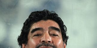 Diego Maradona, fonte By Doha Stadium Plus Qatar - Flickr: Diego Maradona, CC BY 2.0, https://commons.wikimedia.org/w/index.php?curid=28834908