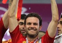 Juan Mata, fonte By Станислав Ведмидь - This file has been extracted from another file: Torres, Mata and Ramos Euro 2012 trophy 01.jpg, CC BY-SA 3.0, https://commons.wikimedia.org/w/index.php?curid=30805484